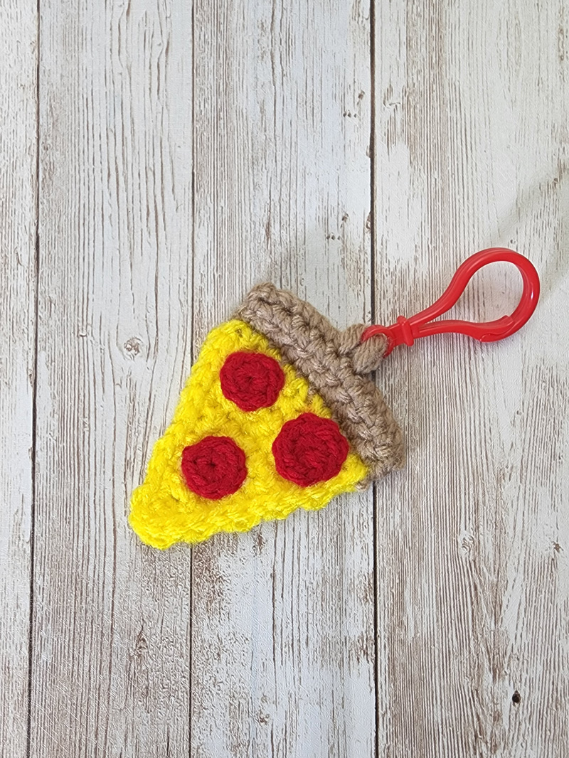 FREE Crochet Pattern: Pizza Slice Keychain